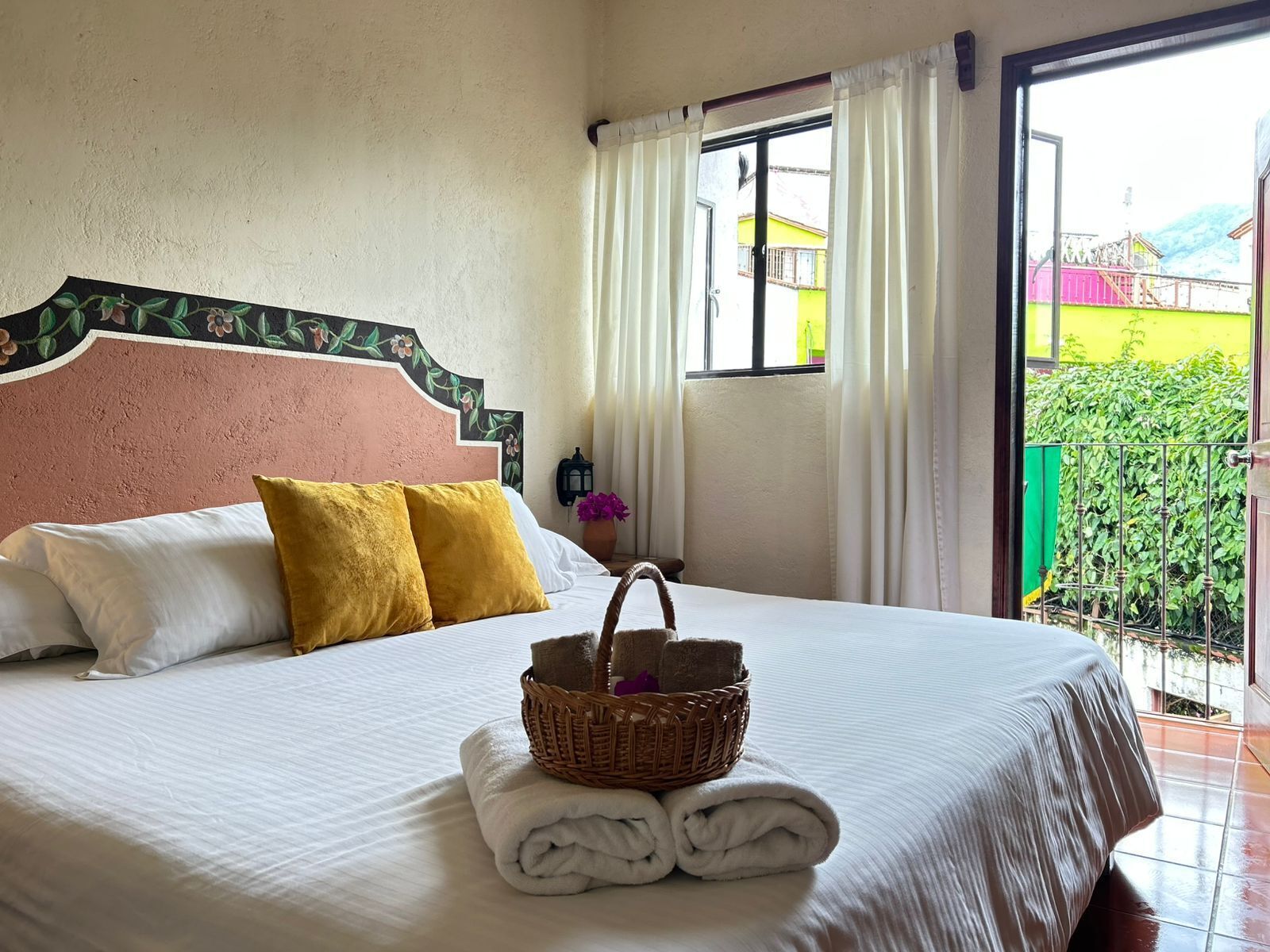 Individuell eingerichtet, laptopgeeigneter Arbeitsplatz