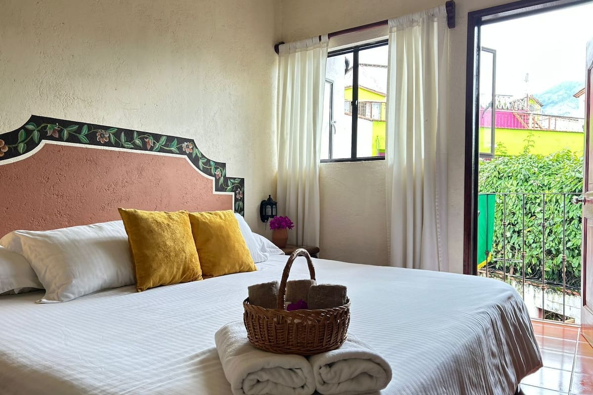 Individually furnished, laptop workspace, free WiFi, bed sheets