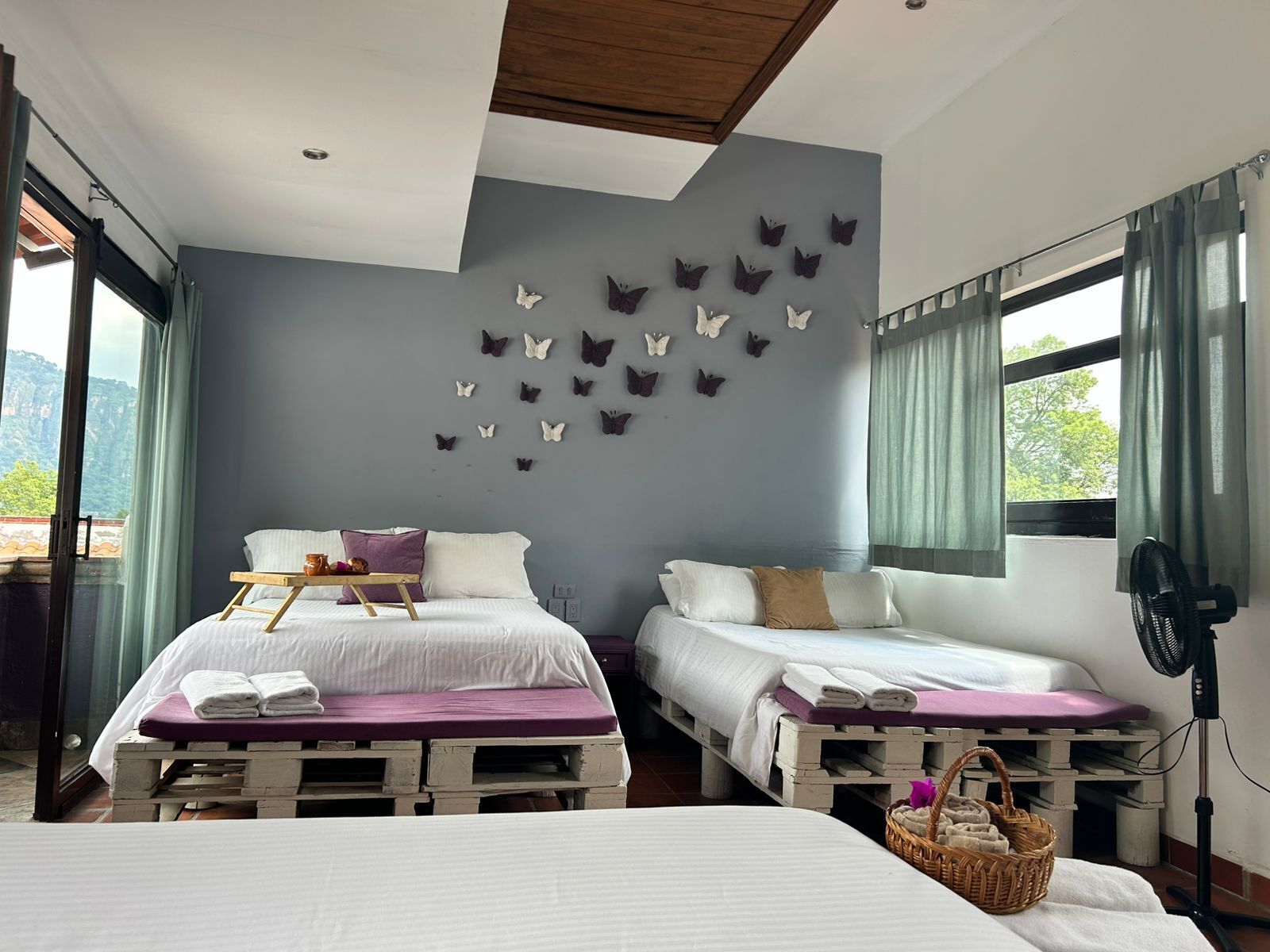 Individuell eingerichtet, laptopgeeigneter Arbeitsplatz