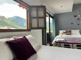 Muebles diferentes, espacio para trabajar con laptop y wifi gratis 