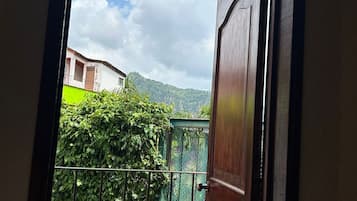 Muebles diferentes, espacio para trabajar con laptop y wifi gratis