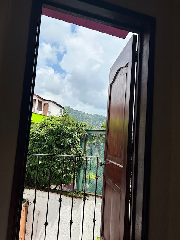 Individually furnished, laptop workspace, free WiFi, bed sheets