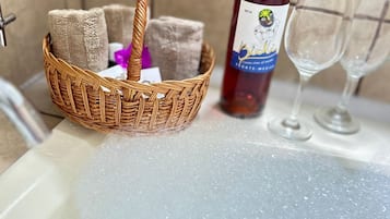 Comfort Double Room | Bathroom | Combined shower/tub, jetted tub, hydromassage showerhead, towels