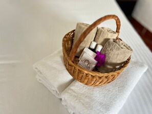 Muebles diferentes, espacio para trabajar con laptop y wifi gratis