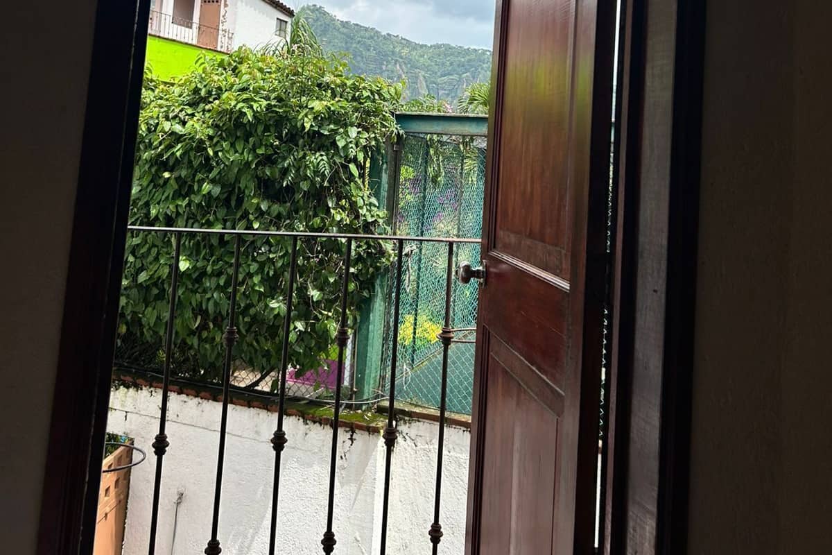 Individually furnished, laptop workspace, free WiFi, bed sheets