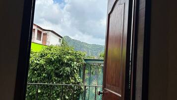 Muebles diferentes, espacio para trabajar con laptop y wifi gratis