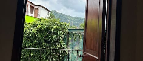 Individually furnished, laptop workspace, free WiFi, bed sheets