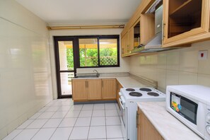 Frigorifero con congelatore, microonde, forno, piano cottura