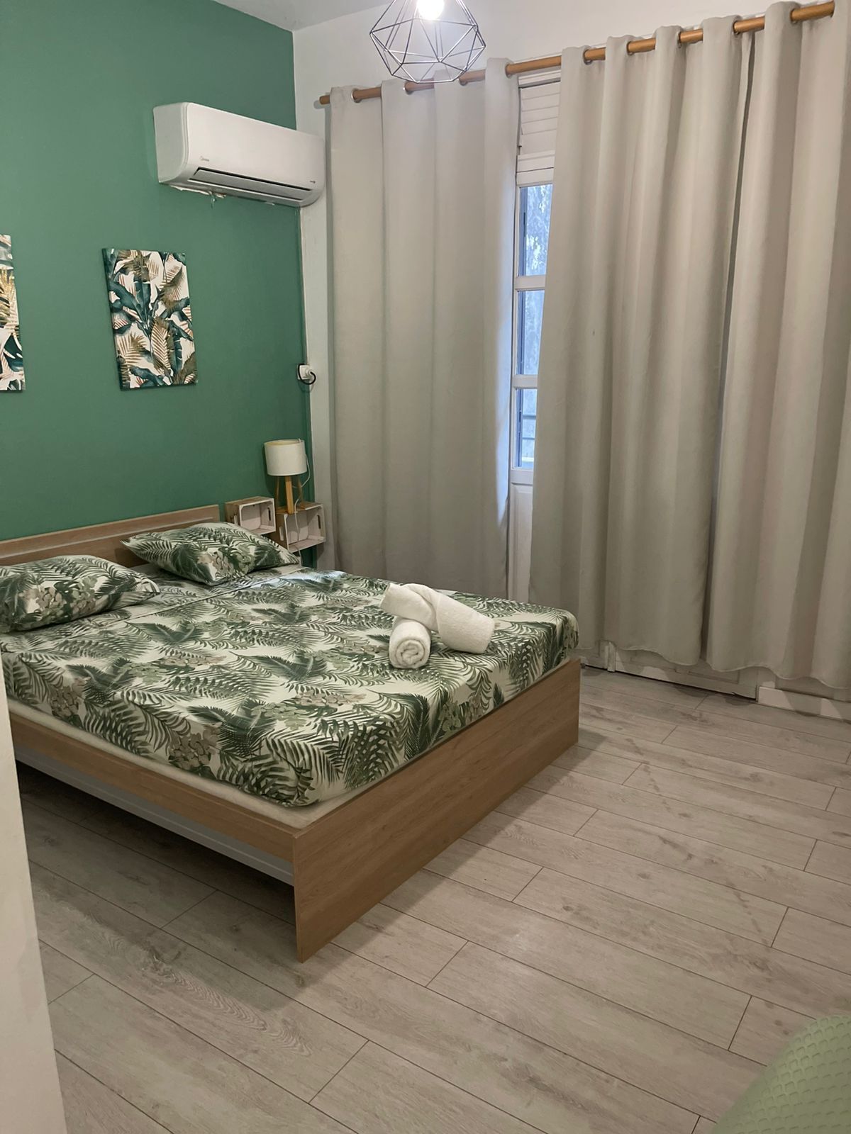 1 habitación, tabla de planchar con plancha, internet y ropa de cama 
