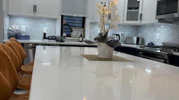 Micro-ondes, four, plaque de cuisson, lave-vaisselle