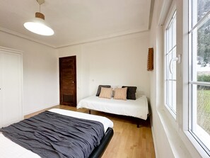 2 عدّة غرف نوم ومكواة/لوح كي وواي فاي وملاءات أسرّة