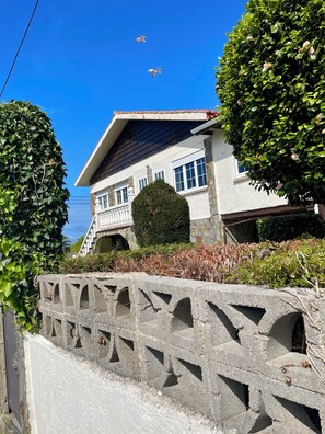 Property grounds - Cozy retreat with garden, sea and valley views - 5 min from Cudillero (Cudillero)