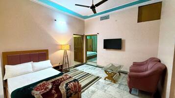 1 habitación, tabla de planchar con plancha y ropa de cama