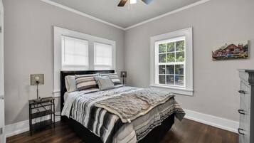 2 bedrooms, iron/ironing board, free WiFi, bed sheets