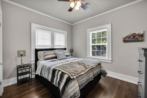 2 makuuhuonetta, silitysrauta/-lauta, ilmainen Wi-Fi, vuodevaatteet