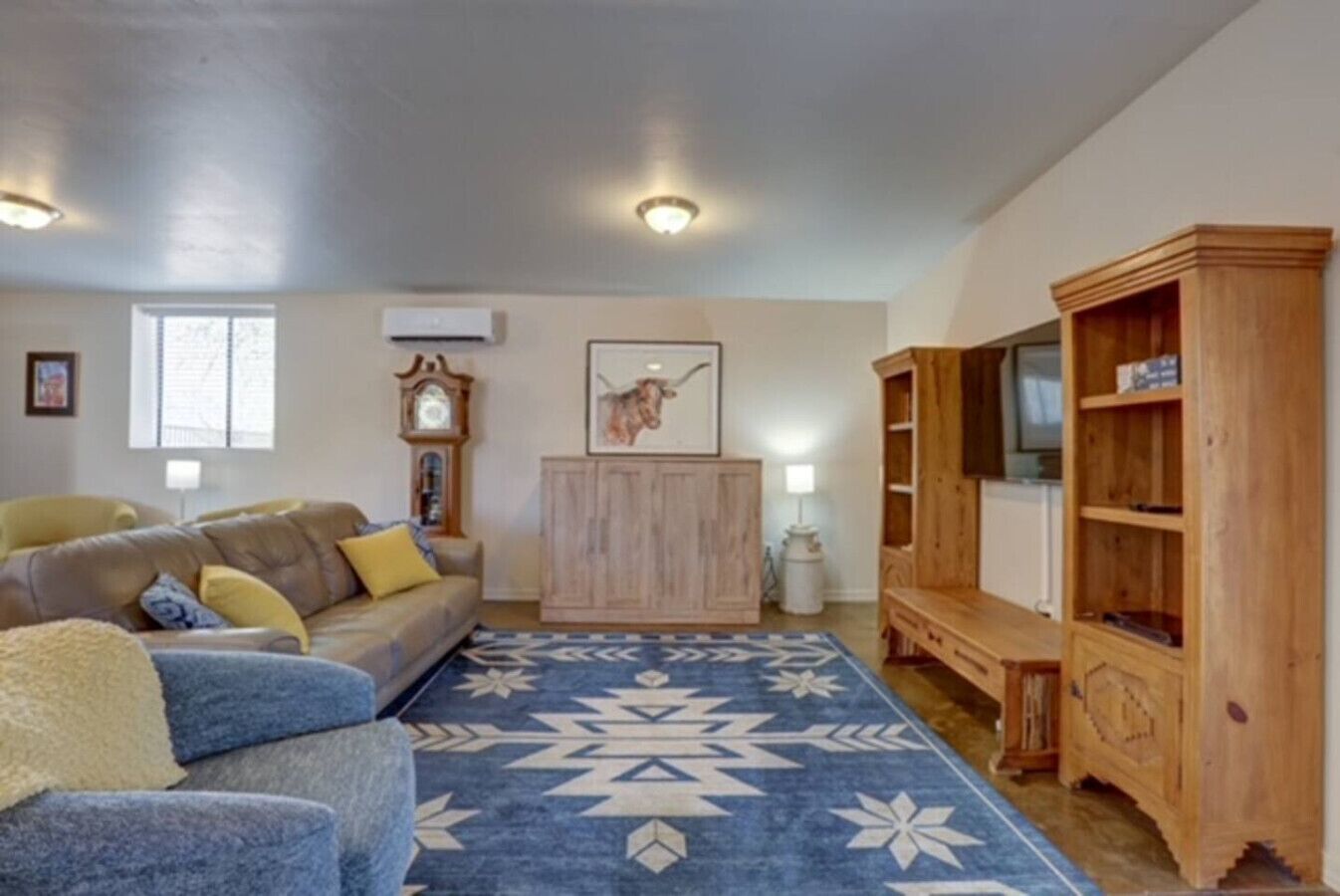 Televisio, DVD-soitin, kirjoja