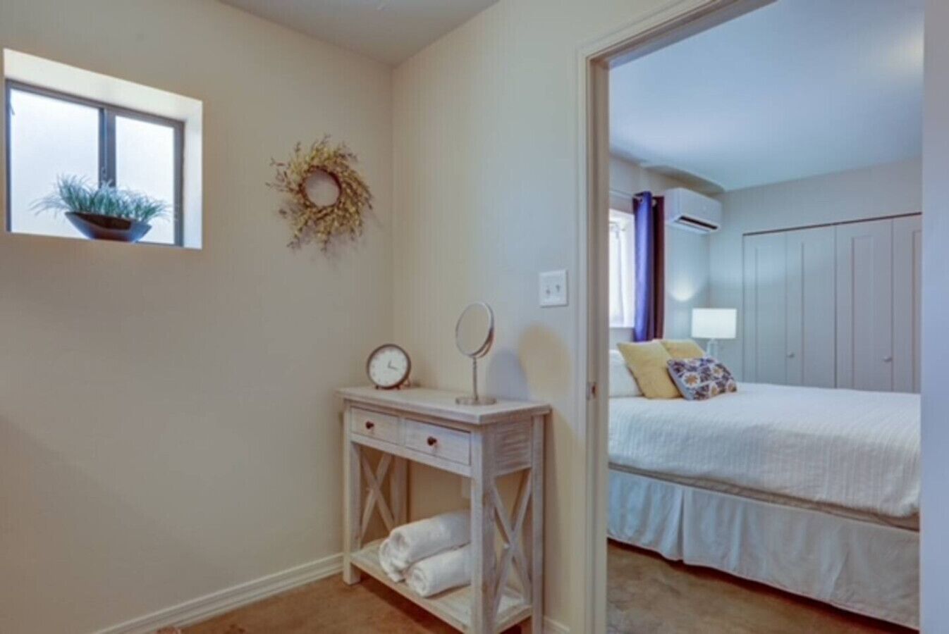 Silitysrauta/-lauta, vauvan matkasänky, Wi-Fi, vuodevaatteet