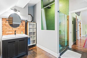 Een douche,  milieuvriendelijk toiletgerief, een haardroger, handdoeken