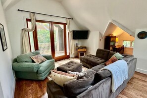 Smart-TV, bøker, musikkbibliotek og stereoanlegg