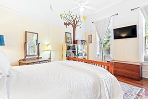 4 bedrooms, desk, iron/ironing board, travel crib