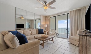 特色公寓客房, 3 間臥室, 海灘景觀, 海濱 | 客廳 | 55-吋智慧型電視,提供數位頻道