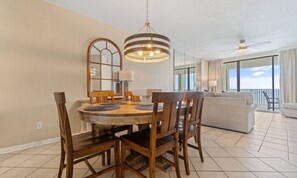 Kondominium Khas, 3 kamar tidur, pemandangan pantai, menghadap pantai | Makan di kamar