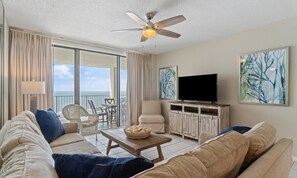 Kondominium Khas, 3 kamar tidur, pemandangan pantai, menghadap pantai | Ruang keluarga | Smart TV 55-inci dengan saluran TV digital