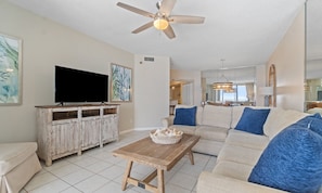 Kondominium Khas, 3 kamar tidur, pemandangan pantai, menghadap pantai | Ruang keluarga | Smart TV 55-inci dengan saluran TV digital