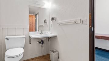 Chambre de base double | Salle de bain | Ensemble baignoire-douche, articles de toilette (gratuits)