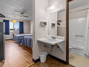 Basic Quadruple Room | Desk, free WiFi - Luxury Inn (Cheyenne)