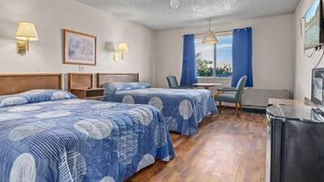 Basic Quadruple Room | Desk, free WiFi