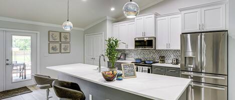 Fridge, microwave, stovetop, dishwasher