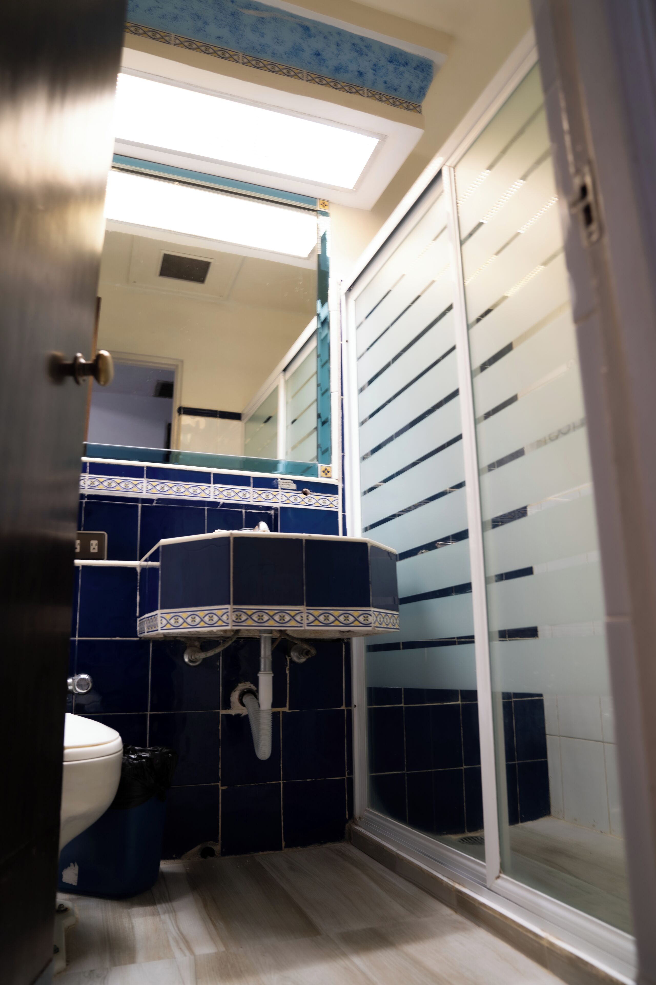 مناشف، صابون، شامبو، ورق حمّام