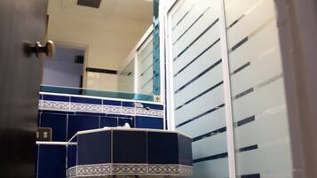 Handuk, sabun, sampo, dan tisu toilet