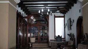 A traditional interior with wooden furniture, a large potted plant, and a chandelier. - HOTEL SIERRA GORDA (Ciudad Victoria)