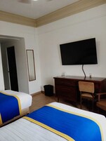 Escritorio, espacio para trabajar con laptop y wifi gratis 