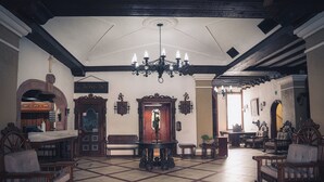 A spacious lobby with a high ceiling, a central chandelier, and a checkered floor. - HOTEL SIERRA GORDA (Ciudad Victoria)