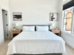 3 habitaciones, tabla de planchar con plancha, internet y ropa de cama 