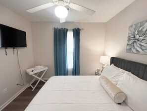 2 bedrooms, free WiFi, bed sheets - Stylish Fully Private 2BR 2BA Townhome (Greensboro)