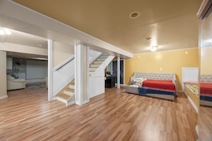 6 bedrooms, iron/ironing board, WiFi, bed sheets