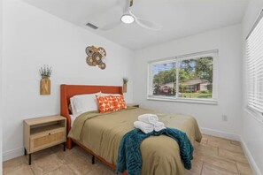 Desk, iron/ironing board, travel cot, free WiFi - Heated Pool/5 mins to St Pete Beach-Slps 10 (St. Petersburg)