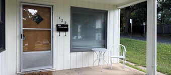 2-bedroom 2 bathroom house with AC, Wi-Fi, and located near campus