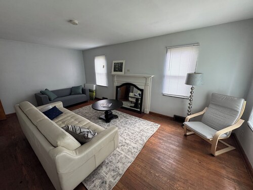 2-bedroom 2 bathroom house with AC, Wi-Fi, and located near campus