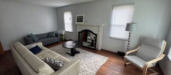 2-bedroom 2 bathroom house with AC, Wi-Fi, and located near campus