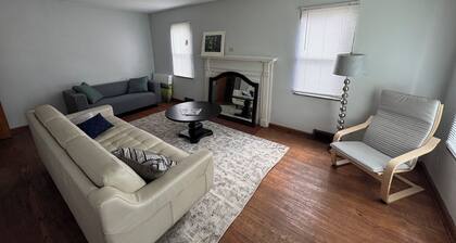 2-bedroom 2 bathroom house with AC, Wi-Fi, and located near campus