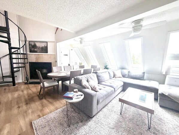 Smart-TV, Kamin, DVD-Player, Bücher