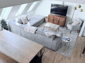 Smart TV, fireplace, DVD player, books