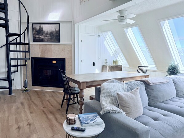 Smart-tv, eldstad, dvd-spelare och böcker