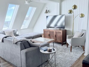 Smart TV, fireplace, DVD player, books