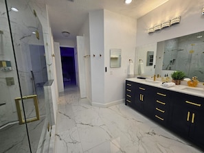 Dusche, Haartrockner, Bidet, Handtücher